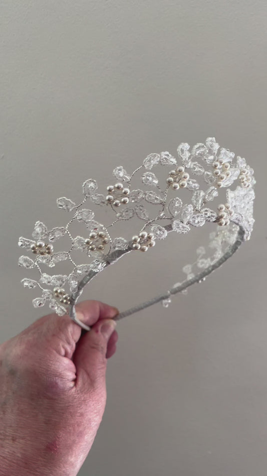 Video showing the Crystal of the Rosalea tiara shining 